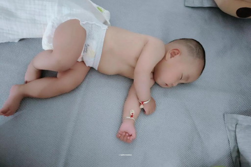 长宁三个月宝宝抬头不稳